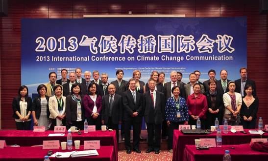 一群人站在台上描述已自动生成