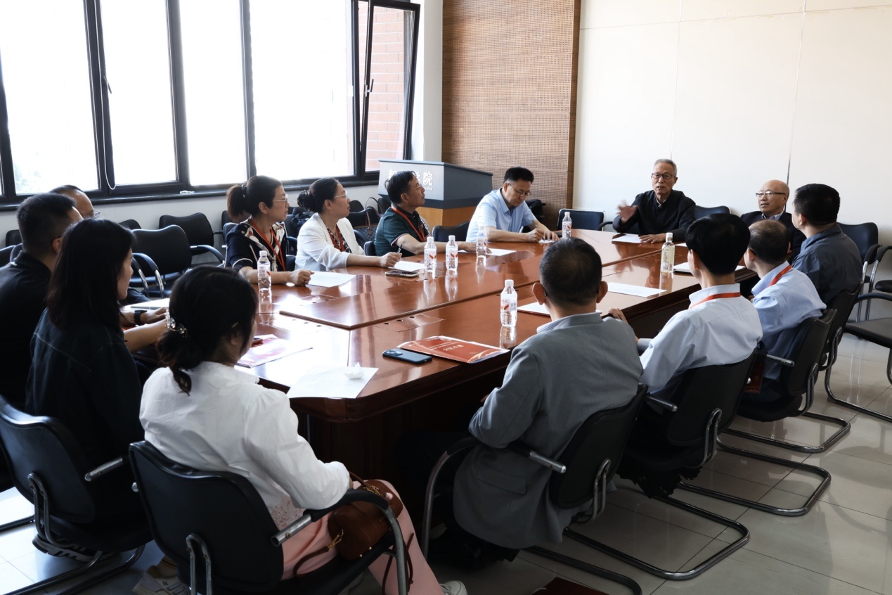 会议室里的人们描述已自动生成