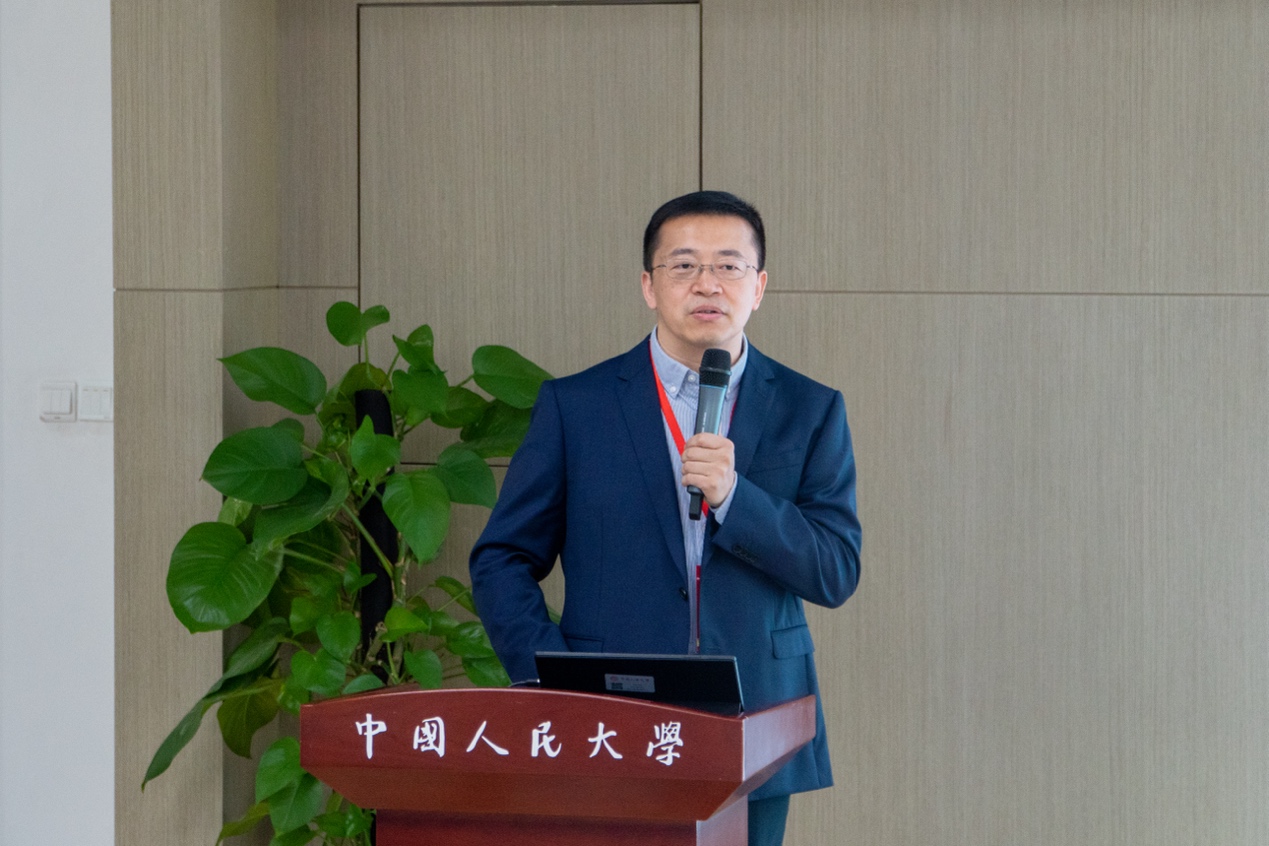 穿着西装笔挺的男子正在演讲描述已自动生成